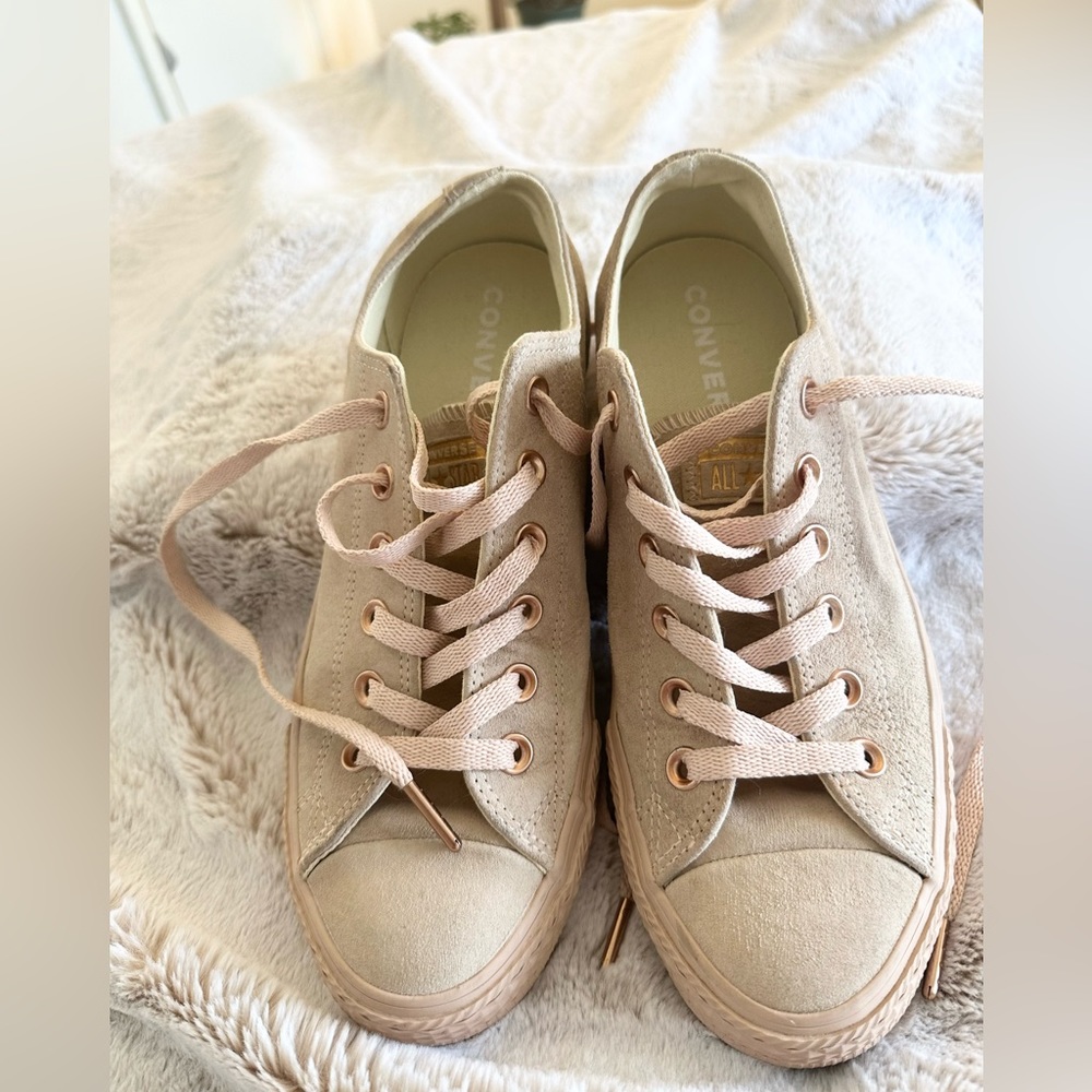 CONVERSE. Size 9.